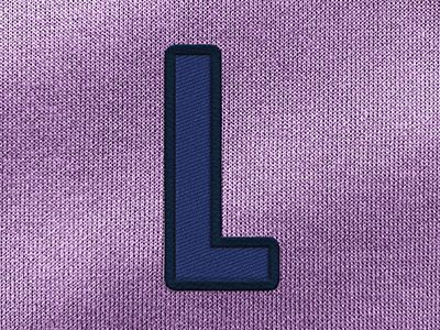 L van Large op lichtpaarse textiel achtergrond